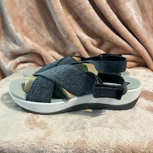 Clarks Arla Gracie Criss Cross Strap Sandal Blue Size 4 Women Open Toe Comfort